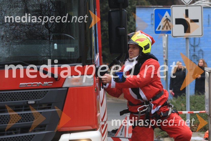 Božički s spustom razveselili otroke na Kliniki za pediatrijo UKC Maribor