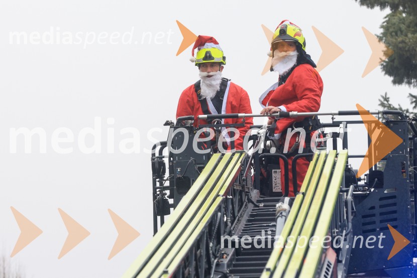 Božički s spustom razveselili otroke na Kliniki za pediatrijo UKC Maribor