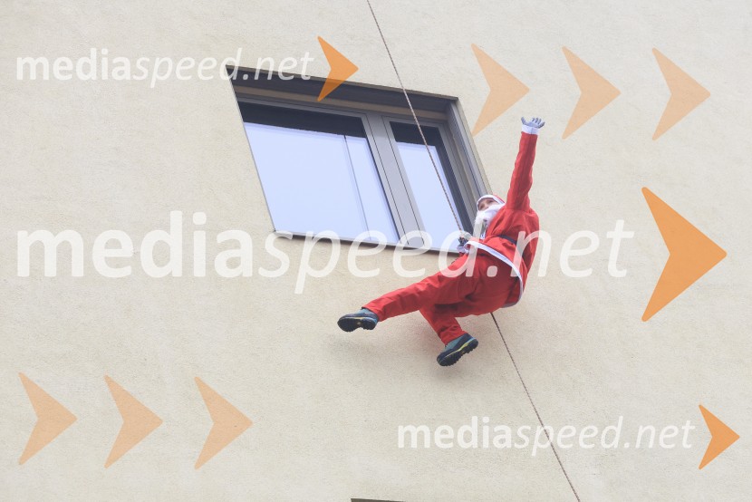 Božički s spustom razveselili otroke na Kliniki za pediatrijo UKC Maribor