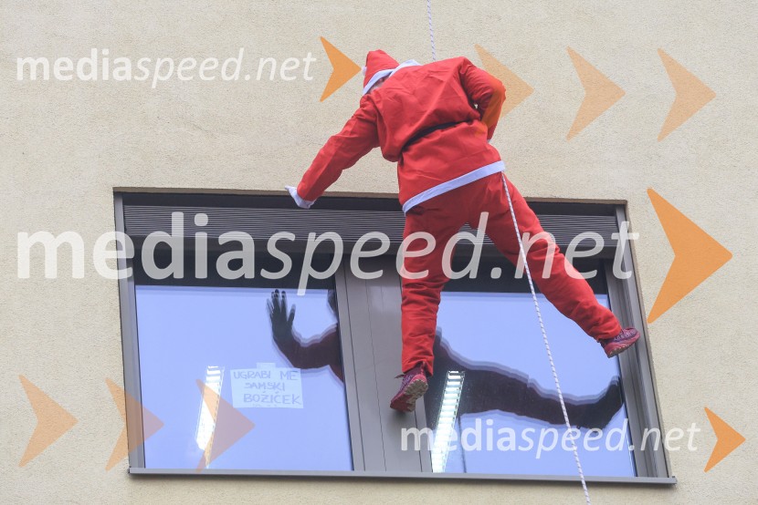 Božički s spustom razveselili otroke na Kliniki za pediatrijo UKC Maribor