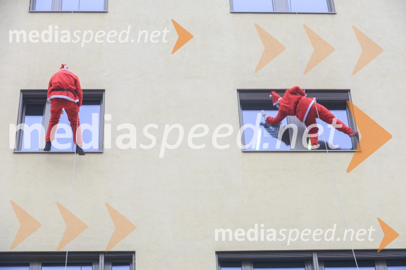 Božički s spustom razveselili otroke na Kliniki za pediatrijo UKC Maribor