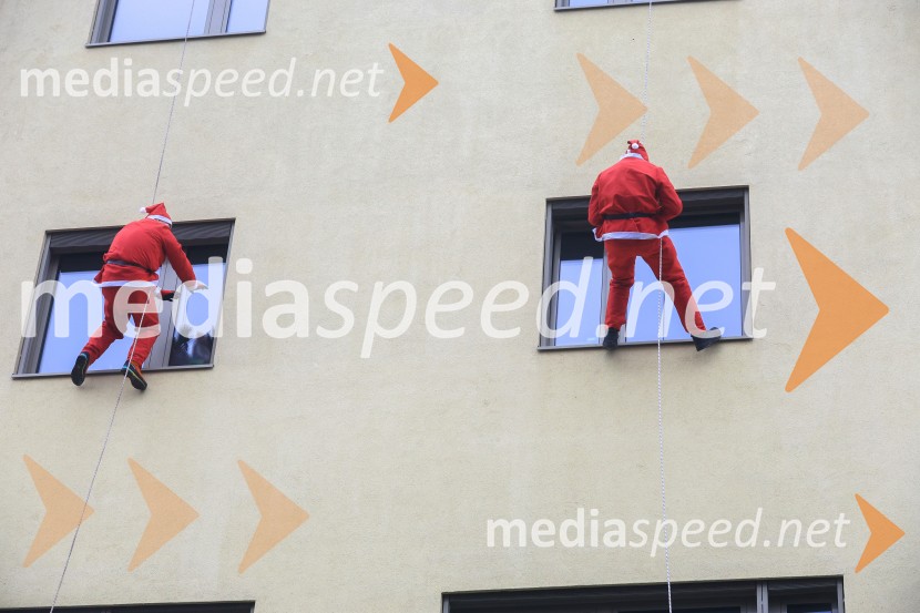 Božički s spustom razveselili otroke na Kliniki za pediatrijo UKC Maribor