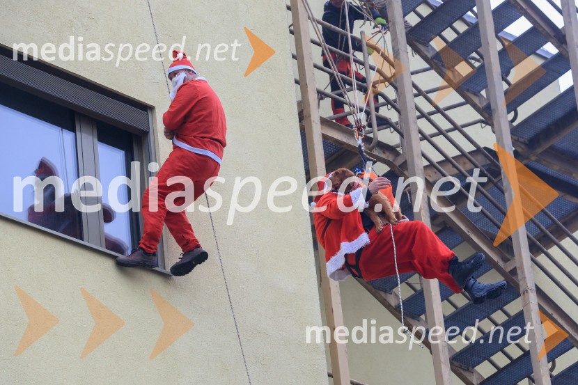 Božički s spustom razveselili otroke na Kliniki za pediatrijo UKC Maribor