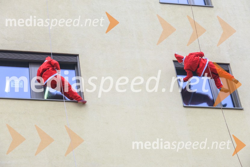 Božički s spustom razveselili otroke na Kliniki za pediatrijo UKC Maribor