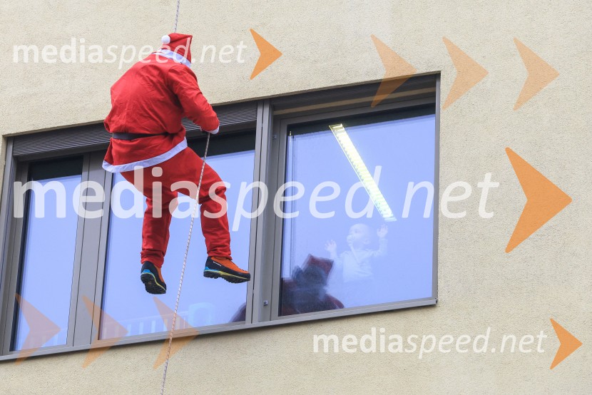 Božički s spustom razveselili otroke na Kliniki za pediatrijo UKC Maribor