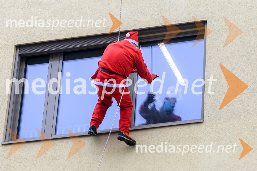 Božički s spustom razveselili otroke na Kliniki za pediatrijo UKC Maribor