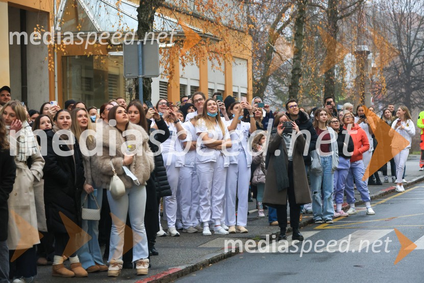 Božički s spustom razveselili otroke na Kliniki za pediatrijo UKC Maribor