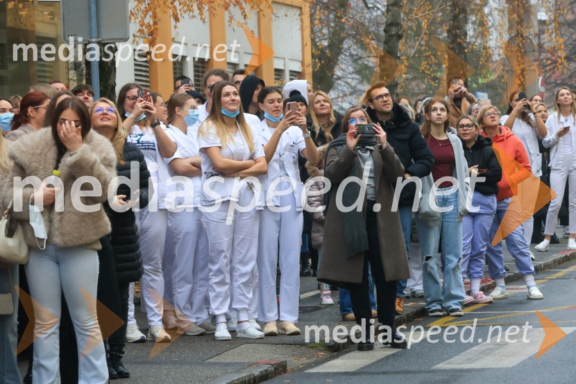 Božički s spustom razveselili otroke na Kliniki za pediatrijo UKC Maribor