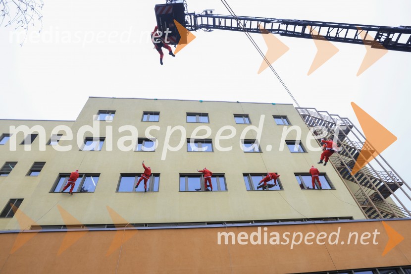 Božički s spustom razveselili otroke na Kliniki za pediatrijo UKC Maribor