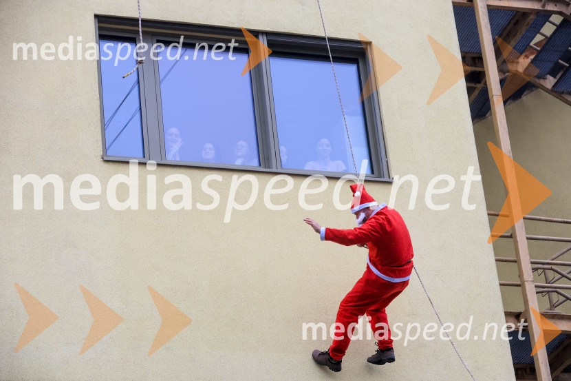 Božički s spustom razveselili otroke na Kliniki za pediatrijo UKC Maribor