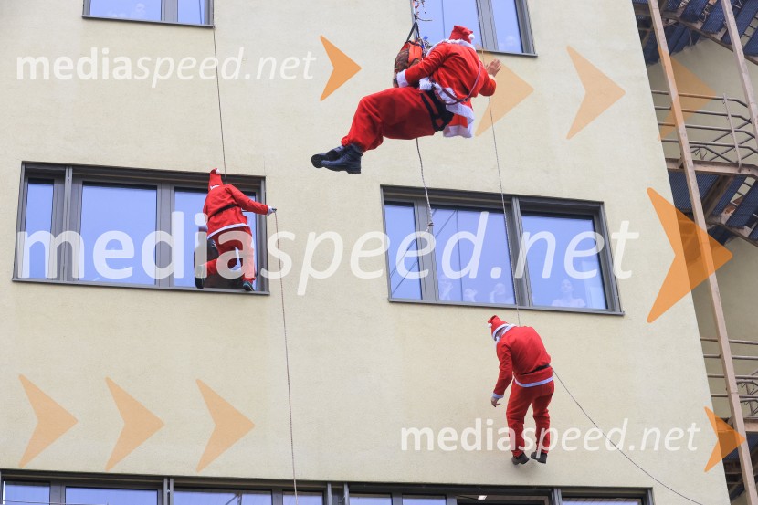 Božički s spustom razveselili otroke na Kliniki za pediatrijo UKC Maribor