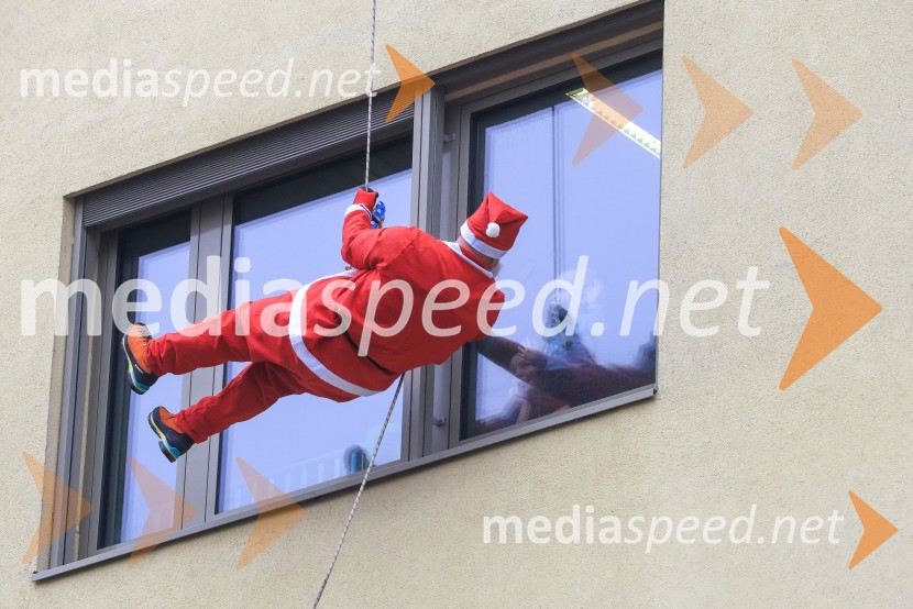 Božički s spustom razveselili otroke na Kliniki za pediatrijo UKC Maribor
