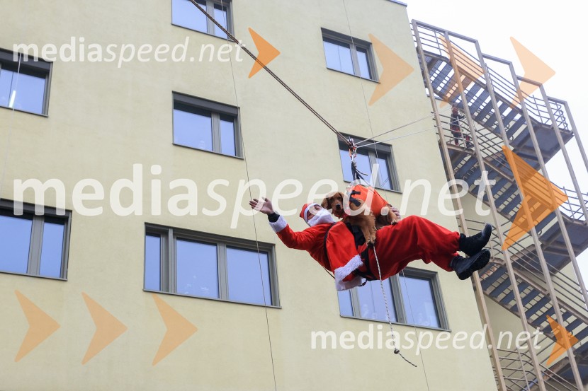 Božički s spustom razveselili otroke na Kliniki za pediatrijo UKC Maribor