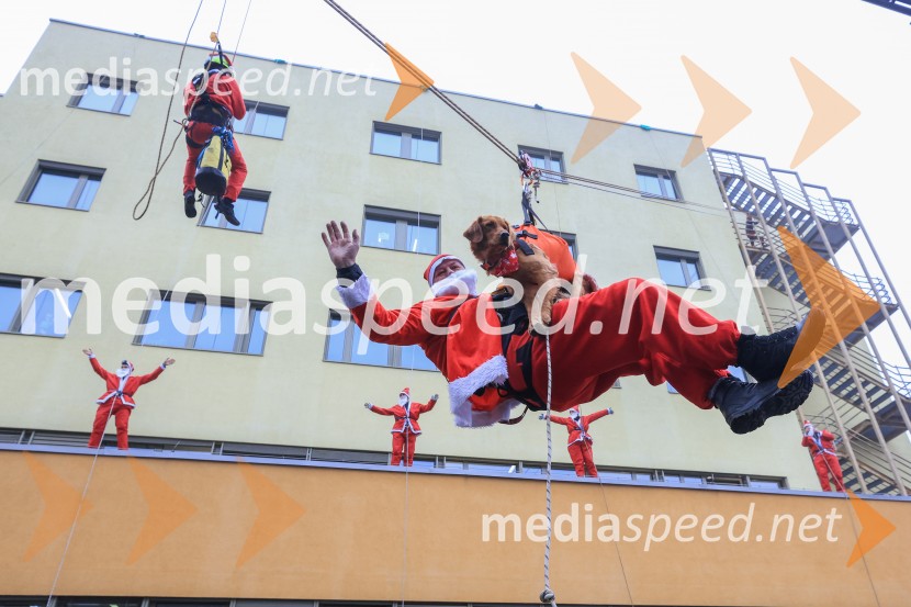 Božički s spustom razveselili otroke na Kliniki za pediatrijo UKC Maribor