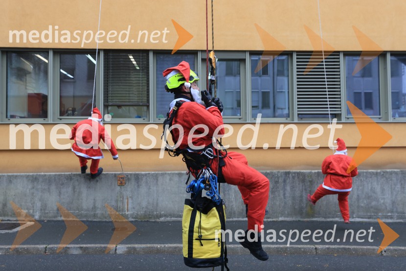 Božički s spustom razveselili otroke na Kliniki za pediatrijo UKC Maribor