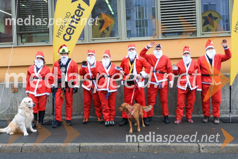 Božički s spustom razveselili otroke na Kliniki za pediatrijo UKC Maribor