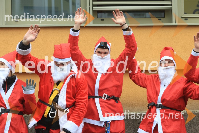 Božički s spustom razveselili otroke na Kliniki za pediatrijo UKC Maribor