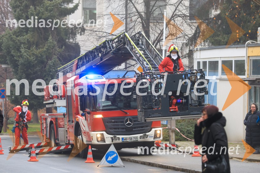 Božički s spustom razveselili otroke na Kliniki za pediatrijo UKC Maribor