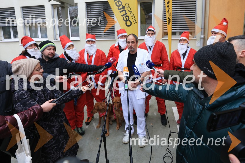 Božički s spustom razveselili otroke na Kliniki za pediatrijo UKC Maribor