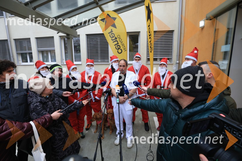 Božički s spustom razveselili otroke na Kliniki za pediatrijo UKC Maribor