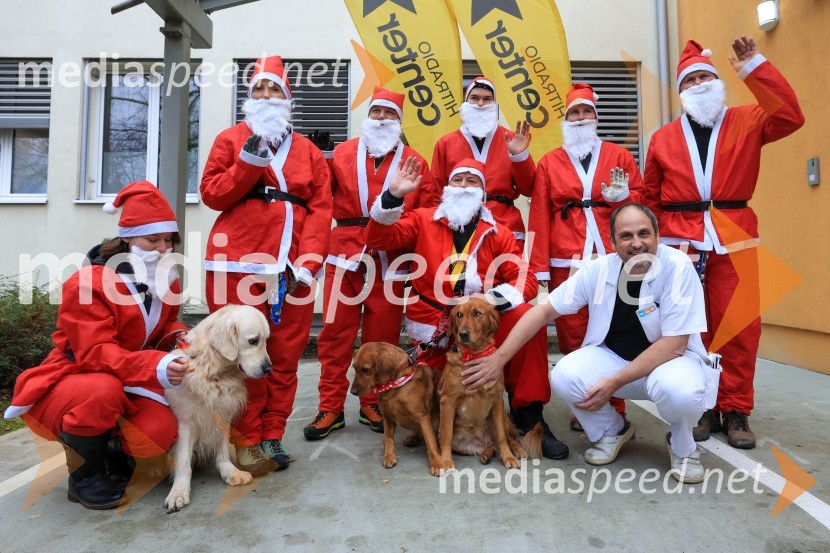 Božički s spustom razveselili otroke na Kliniki za pediatrijo UKC Maribor
