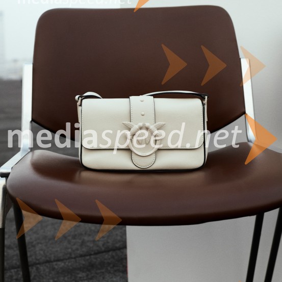 Torbice v teh barvah so nepogrešljiv del vsake ženske garderobe