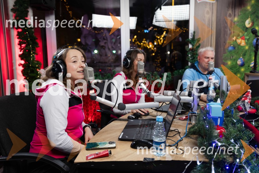  Anja Ramšak, voditeljica, Radio 1;  Lara Tošić, radijska voditeljica;  Miha Deželak, radijski voditelj, humanitarecDobrodelni maraton Radia 1