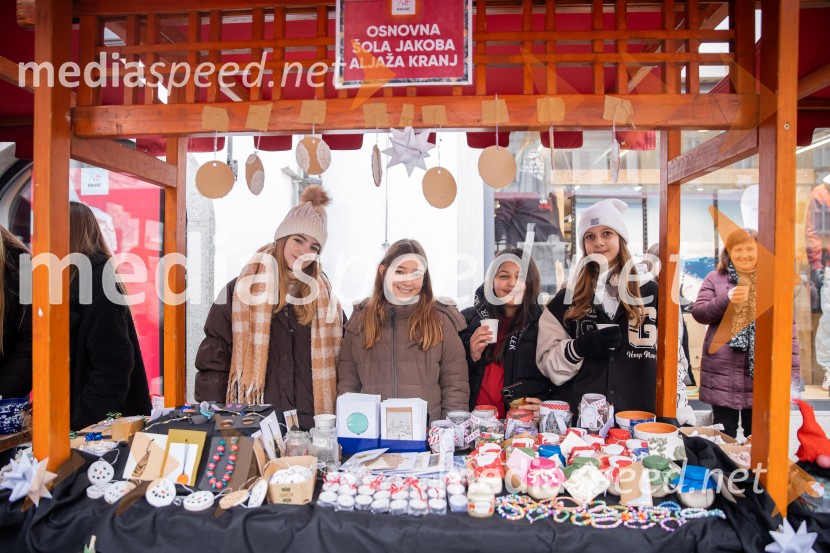Dobrodelno kuhanje in bazar na Glavnem trgu znova povezala Kranj