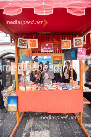 Dobrodelno kuhanje in bazar na Glavnem trgu znova povezala Kranj