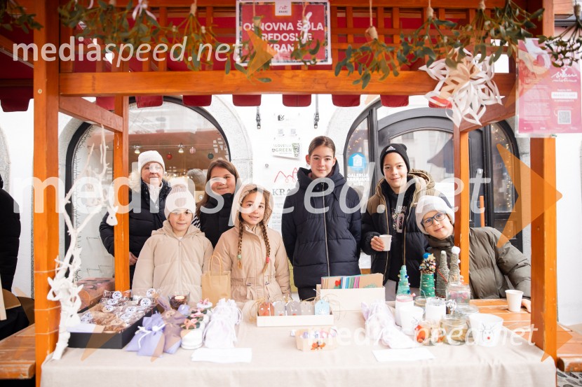 Dobrodelno kuhanje in bazar na Glavnem trgu znova povezala Kranj
