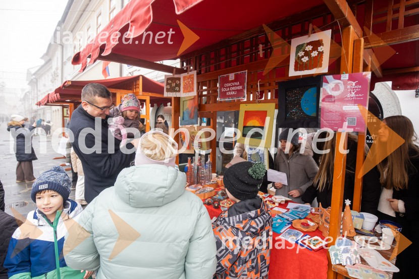 Dobrodelno kuhanje in bazar na Glavnem trgu znova povezala Kranj