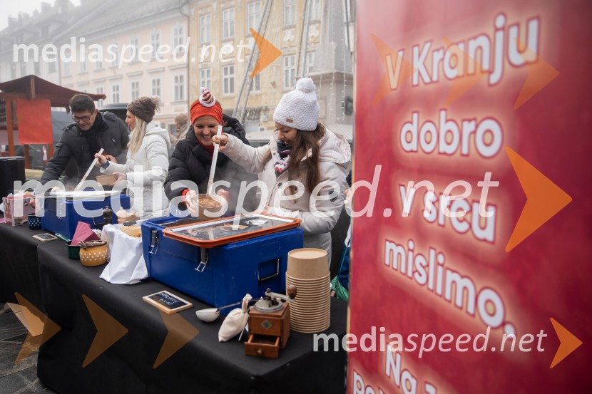 Dobrodelno kuhanje in bazar na Glavnem trgu znova povezala Kranj