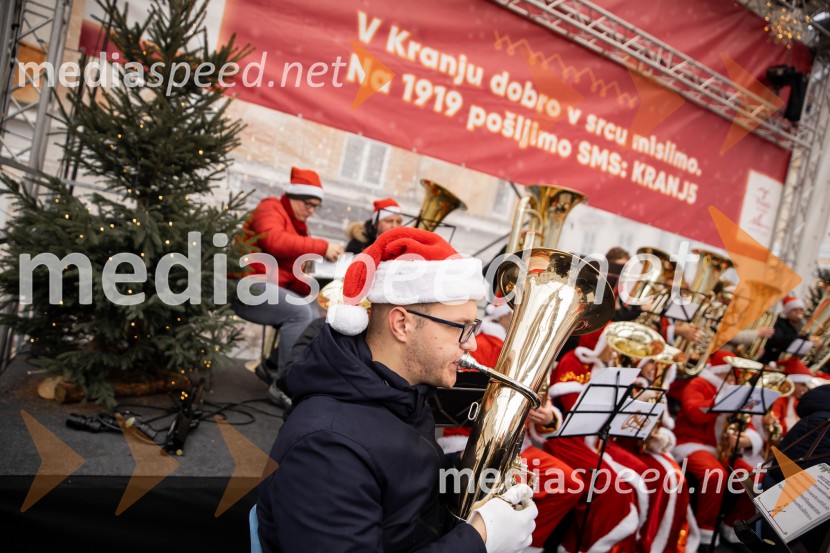 Dobrodelno kuhanje in bazar na Glavnem trgu znova povezala Kranj