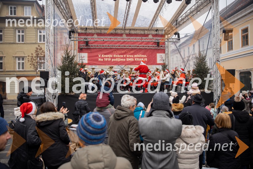 Dobrodelno kuhanje in bazar na Glavnem trgu znova povezala Kranj