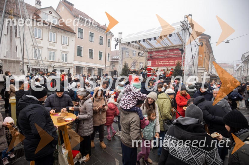 Dobrodelno kuhanje in bazar na Glavnem trgu znova povezala Kranj