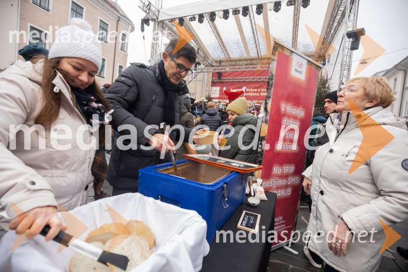 Dobrodelno kuhanje in bazar na Glavnem trgu znova povezala Kranj