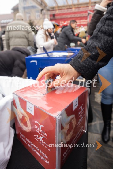 Dobrodelno kuhanje in bazar na Glavnem trgu znova povezala Kranj