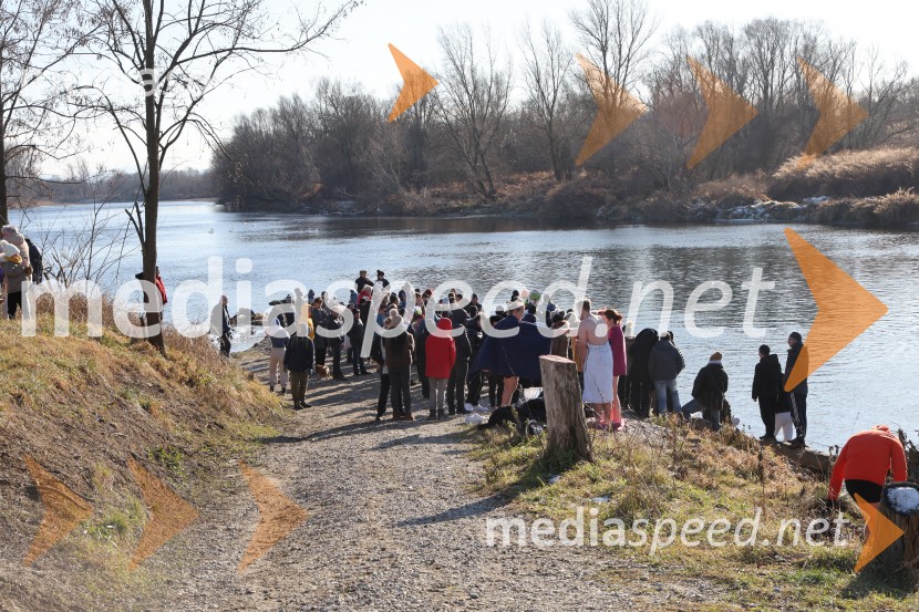 Tradicionalni novoletni skok v Dravo