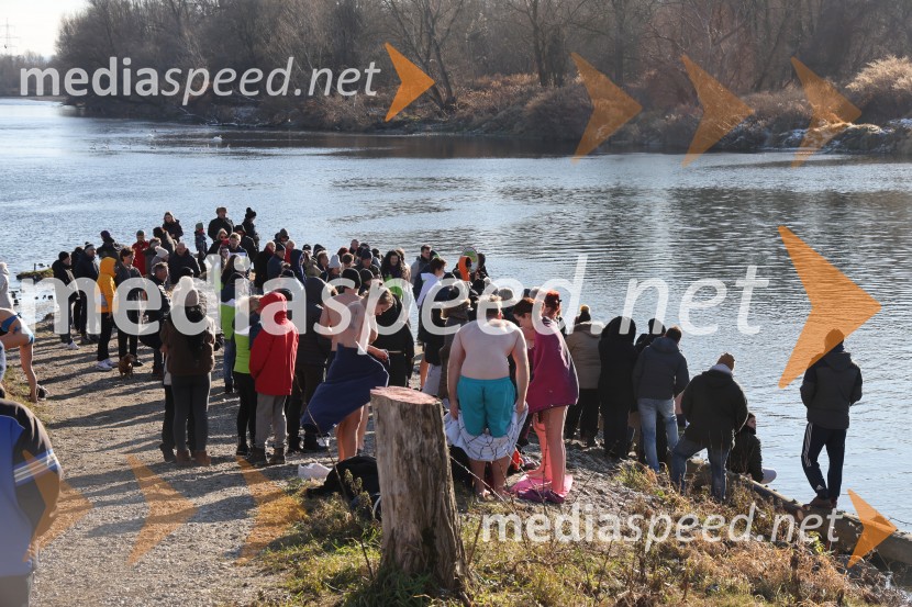 Tradicionalni novoletni skok v Dravo
