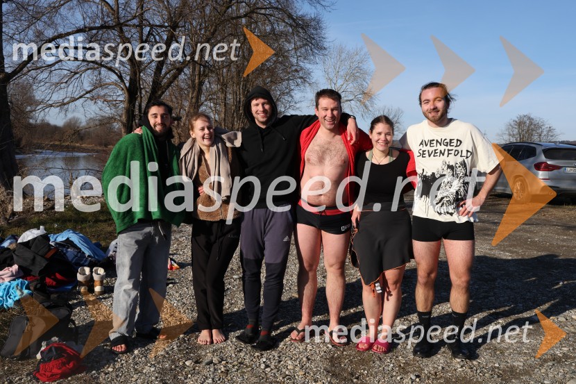 Tradicionalni novoletni skok v Dravo