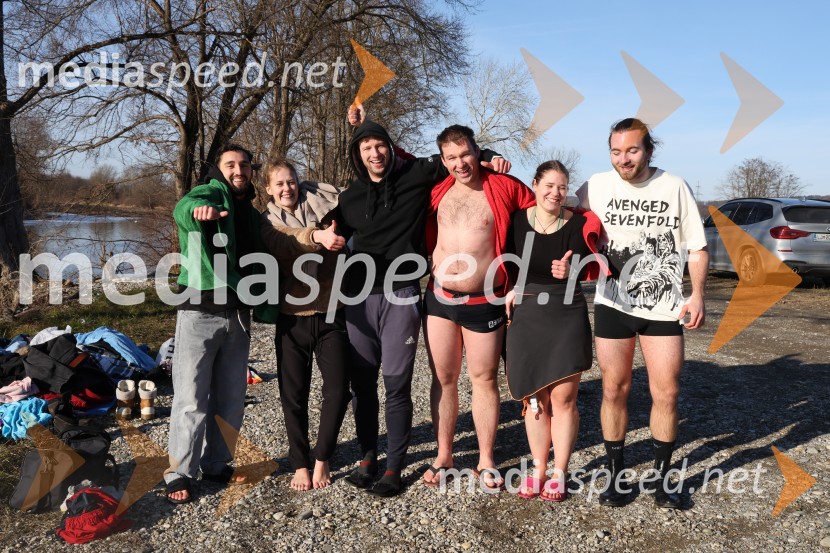 Tradicionalni novoletni skok v Dravo