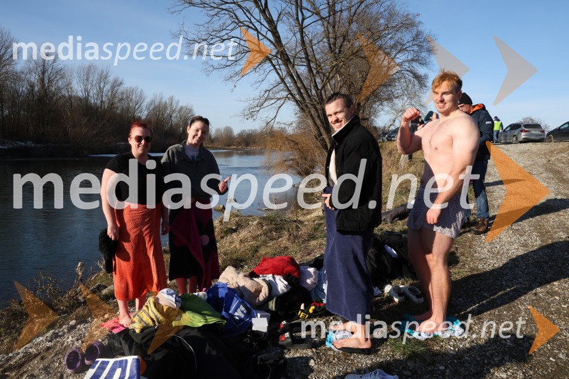 Tradicionalni novoletni skok v Dravo