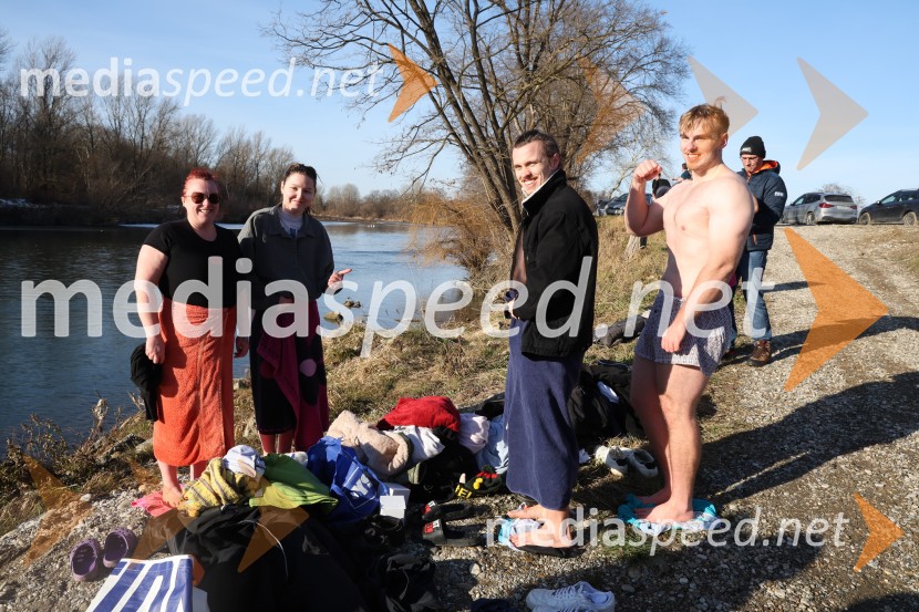 Tradicionalni novoletni skok v Dravo