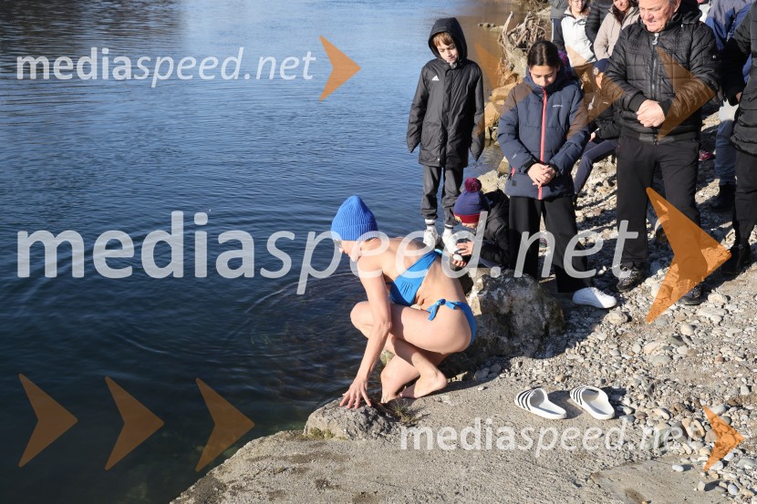 Tradicionalni novoletni skok v Dravo