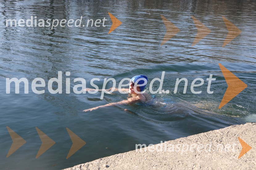 Tradicionalni novoletni skok v Dravo