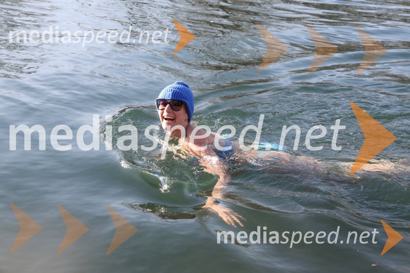 Tradicionalni novoletni skok v Dravo