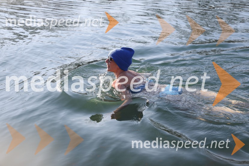 Tradicionalni novoletni skok v Dravo