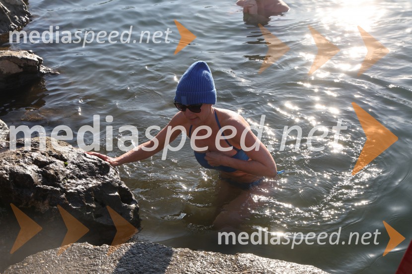 Tradicionalni novoletni skok v Dravo