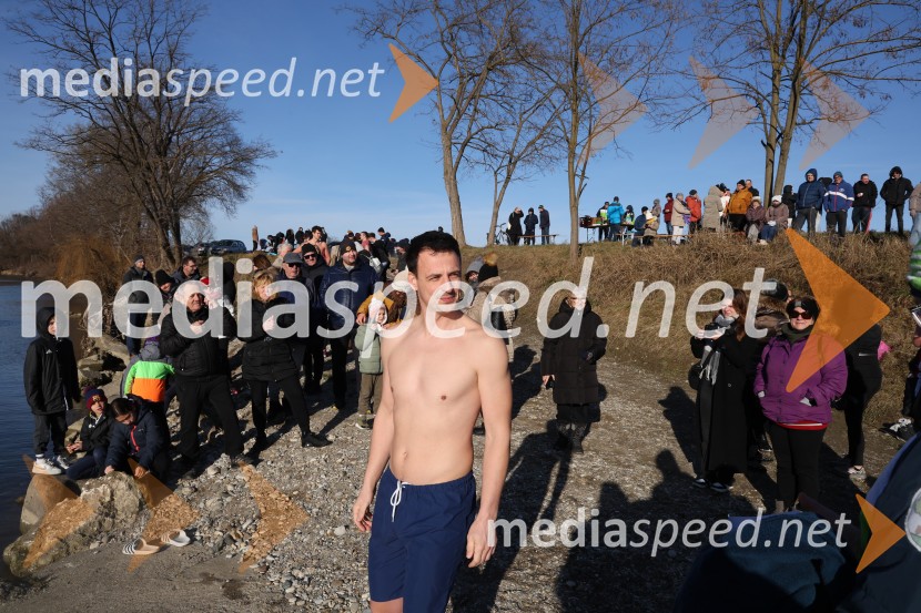 Tradicionalni novoletni skok v Dravo