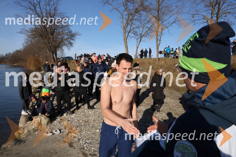 Tradicionalni novoletni skok v Dravo